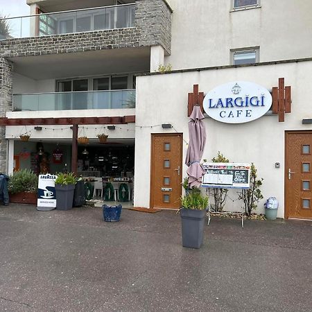 Largigi Offering Two Amazing Panoramic Sea Front Apartments Λάιμ Ρέγκις Εξωτερικό φωτογραφία