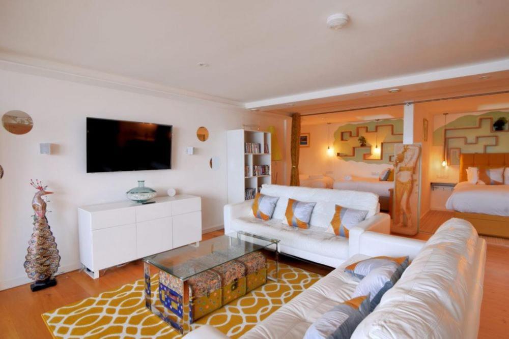 Largigi Offering Two Amazing Panoramic Sea Front Apartments Λάιμ Ρέγκις Εξωτερικό φωτογραφία