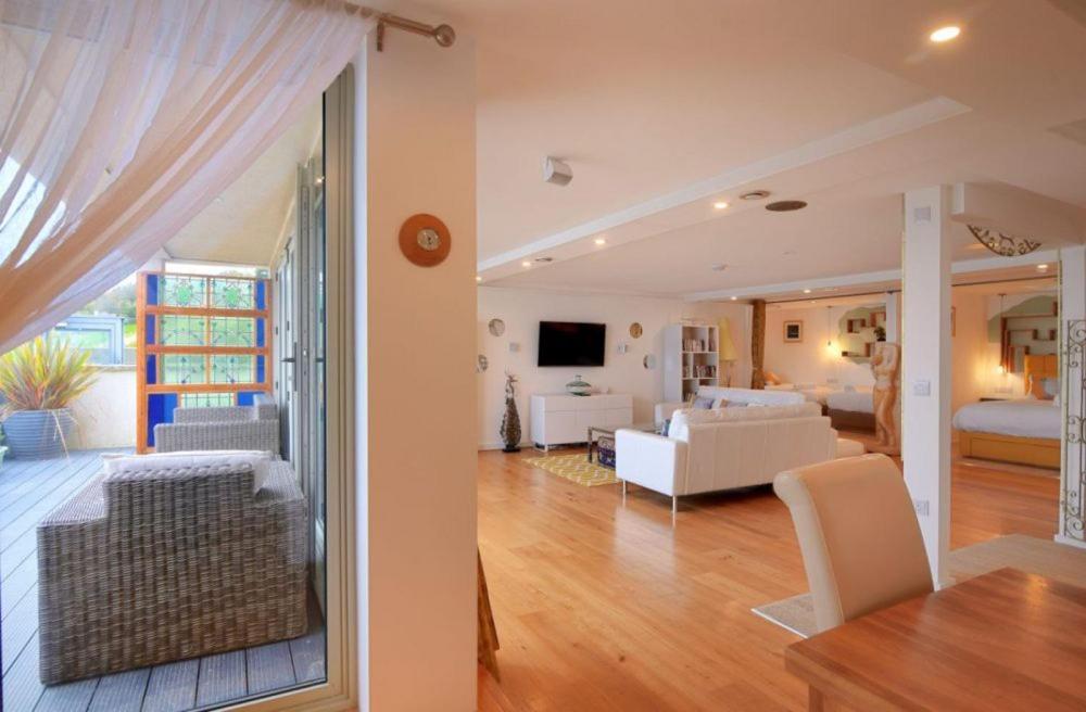 Largigi Offering Two Amazing Panoramic Sea Front Apartments Λάιμ Ρέγκις Εξωτερικό φωτογραφία