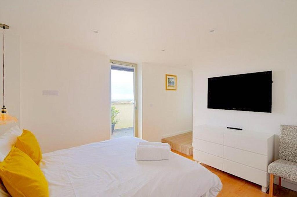 Largigi Offering Two Amazing Panoramic Sea Front Apartments Λάιμ Ρέγκις Εξωτερικό φωτογραφία