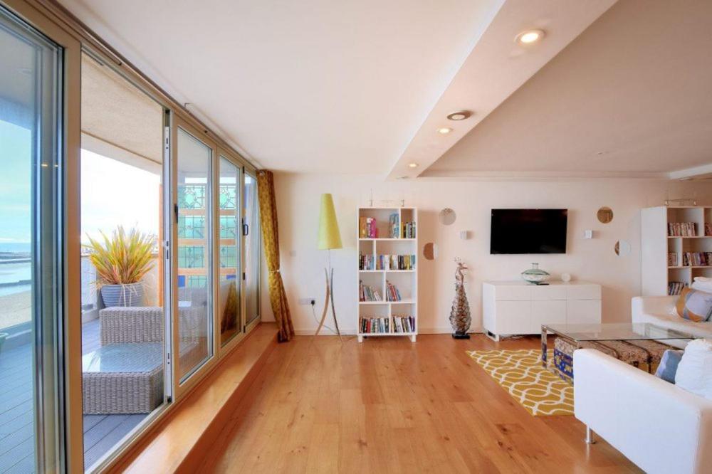 Largigi Offering Two Amazing Panoramic Sea Front Apartments Λάιμ Ρέγκις Εξωτερικό φωτογραφία